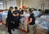 La alcaldesa de Cartagena, Noelia Arroyo, supervisa el envo de productos necesarios para ayudar en las inundaciones de Valencia. 