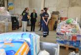 La alcaldesa de Cartagena, Noelia Arroyo, supervisa el envo de productos necesarios para ayudar en las inundaciones de Valencia. 