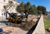 El Ayuntamiento pone palmeras de gran porte junto a la Muralla del Mar