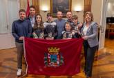 La alcaldesa, Noelia Arroyo, con los jvenes nadadores del Club Natacin Santa Ana que han culminado un ao de xitos