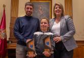 La alcaldesa, Noelia Arroyo, con los jvenes nadadores del Club Natacin Santa Ana que han culminado un ao de xitos