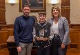 La alcaldesa, Noelia Arroyo, con los jvenes nadadores del Club Natacin Santa Ana que han culminado un ao de xitos