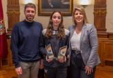 La alcaldesa, Noelia Arroyo, con los jvenes nadadores del Club Natacin Santa Ana que han culminado un ao de xitos