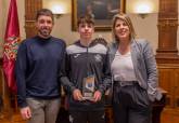 La alcaldesa, Noelia Arroyo, con los jvenes nadadores del Club Natacin Santa Ana que han culminado un ao de xitos