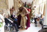 Los Reyes Magos visitando el Asilo de Ancianos