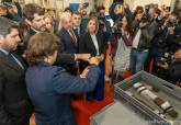 La alcaldesa Noelia Arroyo acompaa al ministro de Cultura en su visita al laboratorio ARQVAtec, donde se encuentra el barco fenicio. 