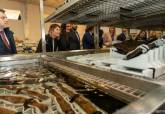 La alcaldesa Noelia Arroyo acompaa al ministro de Cultura en su visita al laboratorio ARQVAtec, donde se encuentra el barco fenicio. 