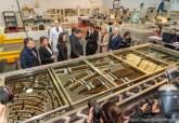 La alcaldesa Noelia Arroyo acompaa al ministro de Cultura en su visita al laboratorio ARQVAtec, donde se encuentra el barco fenicio. 
