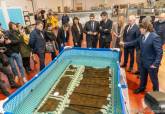 La alcaldesa Noelia Arroyo acompaa al ministro de Cultura en su visita al laboratorio ARQVAtec, donde se encuentra el barco fenicio. 