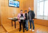 Los ganadores del concurso por comprar en los mercadillos de Cartagena reciben sus premios