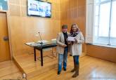 Los ganadores del concurso por comprar en los mercadillos de Cartagena reciben sus premios