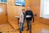 Los ganadores del concurso por comprar en los mercadillos de Cartagena reciben sus premios