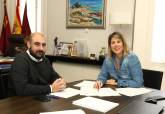 La alcaldesa con el director de la Ctedra de Vivienda de la UPCT