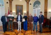 Entrega de la partitura de la marcha 'Promesa' a la alcaldesa, Madrina de Honor del Centenario de la Piedad