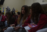 Beatriz Berrocal, finalista del Premio Hache 2025, conversa con alumnos del colegio Narval