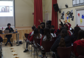 Beatriz Berrocal, finalista del Premio Hache 2025, conversa con alumnos del colegio Narval