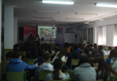 Encuentro de Lucia Carballal, finalista del premio Mandarache, en el IES Pedro Pealver