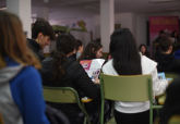 Encuentro de Lucia Carballal, finalista del premio Mandarache, en el IES Pedro Pealver