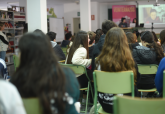 Encuentro de Lucia Carballal, finalista del premio Mandarache, en el IES Pedro Pealver