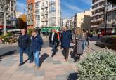 El concejal de Infraestructuras, Diego Ortega, repasando el itinerario de las procesiones de Semana Santa junto con las cofradas. 