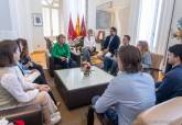 La alcaldesa, Noelia Arroyo, con los jvenes del programa Mi Primer Empleo, de la ADLE