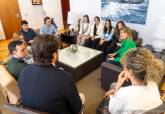 La alcaldesa, Noelia Arroyo, con los jvenes del programa Mi Primer Empleo, de la ADLE