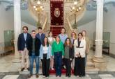 La alcaldesa, Noelia Arroyo, con los jvenes del programa Mi Primer Empleo, de la ADLE