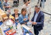 La alcaldesa durante las actividades en comercios por el Da de los Cascos Histricos