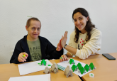 Alumnos del IES ElCano y usuarios de ASTUS crean una exposicin solidaria