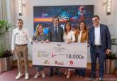 Los organizadores de la 10K Puerto de Cartagena entregan a la Asociacin del Cncer de Mama un cheque por valor de 18.000 euros