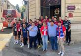 La alcaldesa Noelia Arroyo y el concejal de Deportes Jos Martnez con la plantilla del Jimbee Cartagena en Le Mans, Francia.