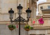 El Ayuntamiento de Cartagena engalana la ciudad con flores y aromas primaverales para celebrar las Cruces de Mayo