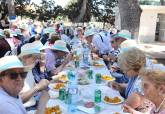 Jornada de convivencia de mayores en el Campamento de Critas en Los Urrutias