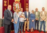El Ayuntamiento reconoce el trabajo de medio centenar de empleados pblicos jubilados