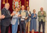 El Ayuntamiento reconoce el trabajo de medio centenar de empleados pblicos jubilados
