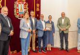 El Ayuntamiento reconoce el trabajo de medio centenar de empleados pblicos jubilados