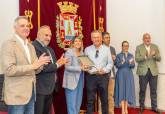 El Ayuntamiento reconoce el trabajo de medio centenar de empleados pblicos jubilados
