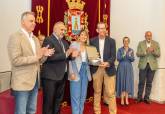 El Ayuntamiento reconoce el trabajo de medio centenar de empleados pblicos jubilados