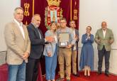 El Ayuntamiento reconoce el trabajo de medio centenar de empleados pblicos jubilados