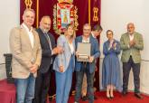 El Ayuntamiento reconoce el trabajo de medio centenar de empleados pblicos jubilados