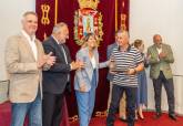 El Ayuntamiento reconoce el trabajo de medio centenar de empleados pblicos jubilados