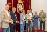 El Ayuntamiento reconoce el trabajo de medio centenar de empleados pblicos jubilados