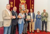 El Ayuntamiento reconoce el trabajo de medio centenar de empleados pblicos jubilados