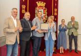 El Ayuntamiento reconoce el trabajo de medio centenar de empleados pblicos jubilados