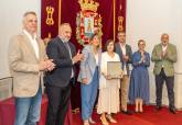 El Ayuntamiento reconoce el trabajo de medio centenar de empleados pblicos jubilados