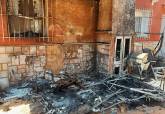 Incendio prgola vivienda Ciudad Jardn. Bomberos del Ayuntamiento de Cartagena.