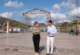 La alcaldesa Noelia Arroyo y el director de Repsol Antonio Mestre en el recinto que se est instalando en el puerto de Cartagena.