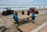 La playas de Cartagena se ponen de nuevo a punto tras superar el temporal sin da�os