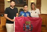 La alcaldesa Noelia Arroyo felicita al campeón de motociclismo Juan Francisco Risueño