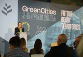 La alcaldesa en la inauguración del foro S Moving en la feria Greencities 2025 de Málaga